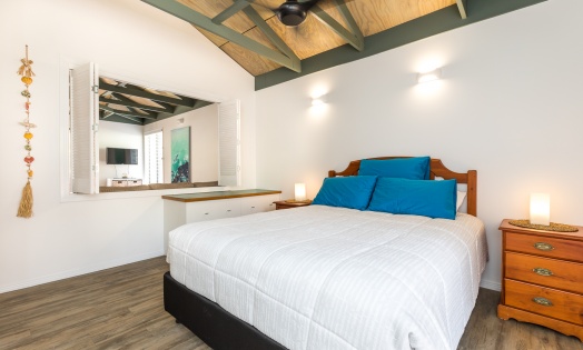 RE 0041 Unit 15 Point Lookout Beach Resort Dolphin Real Estate